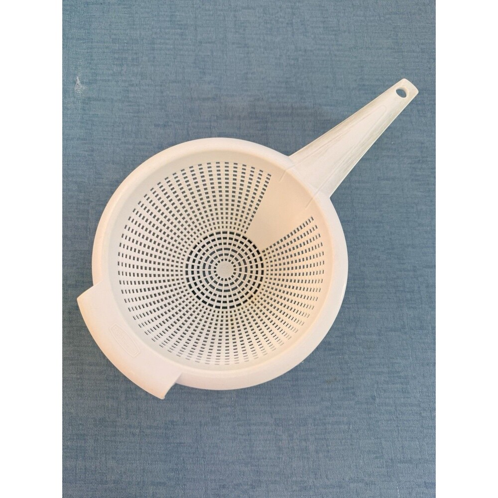 Vintage Rubbermaid 1 Qt Colander Strainer #2932 White w/Handle